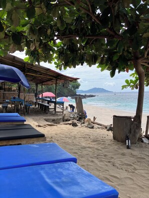 Beach nearby, white sand, sun-loungers, beach umbrellas - Zen Inn (Padangbai)