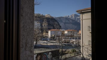 Appartement, 1 slaapkamer, keuken, uitzicht op bergen | Een bureau, een laptopwerkplek, gratis wifi