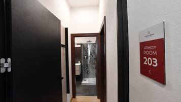 Comfort Room | Desk, laptop workspace, free WiFi