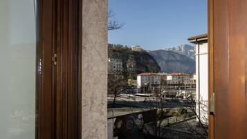 LÀgenhet - 1 sovrum - kök - utsikt mot bergen | Skrivbord, arbetsyta för laptop och gratis wi-fi