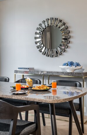 Executive Suite 1 BR | In-room safe, iron/ironing board, free WiFi