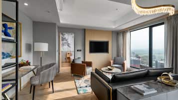 Executive Suite 1 BR | In-room safe, iron/ironing board, free WiFi