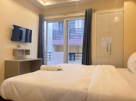 Deluxe Double Room | Premium bedding, desk, soundproofing, free WiFi