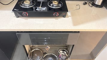 Deluxe Double Room | Private kitchen | Fridge, dishwasher, cookware/dishes/utensils