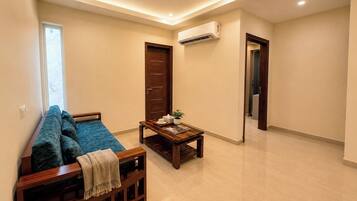 Deluxe Double Room | Living area | 32-inch LED TV with digital channels, TV