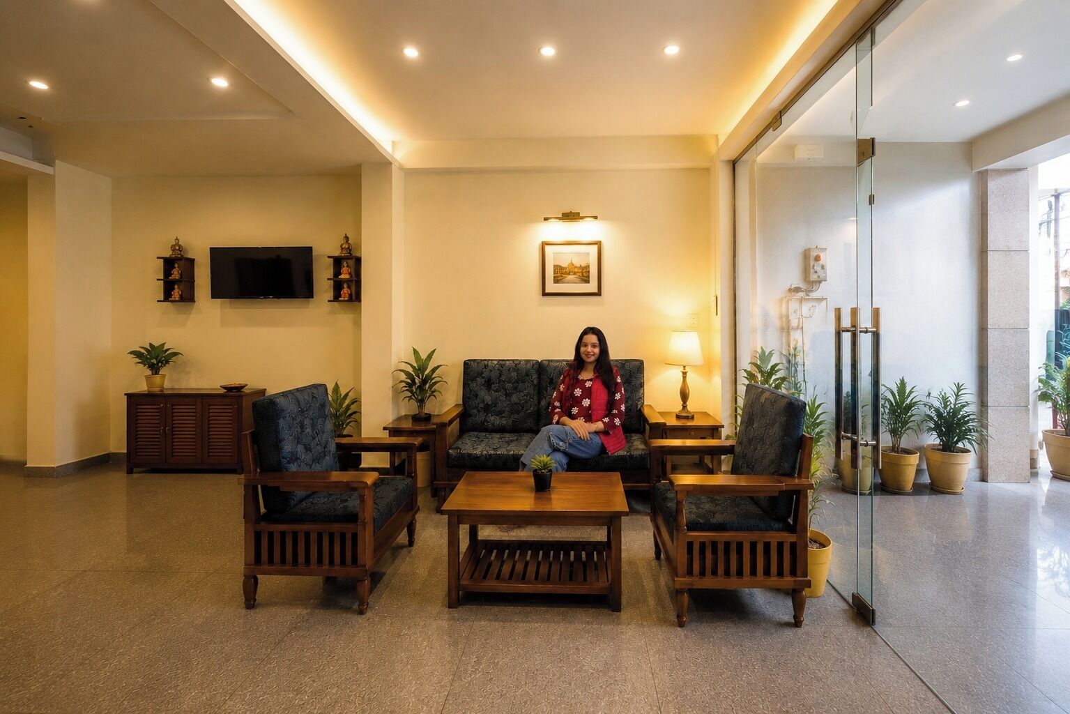 Deluxe Double Room | Living area | 32-inch LED TV with digital channels, TV