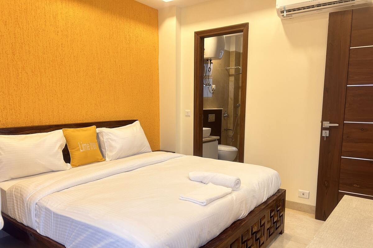 Premium bedding, desk, soundproofing, free WiFi