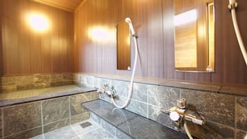 Apartamento familiar | Baño | Bañera de agua termal y artículos de higiene personal gratuitos