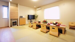 패밀리 콘도 | 거실 공간 | 케이블 채널 시청이 가능한 42인치 LCD TV, 벽난로
