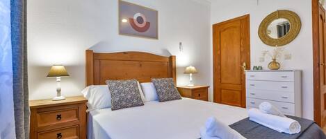 3 bedrooms, iron/ironing board, free WiFi, bed sheets