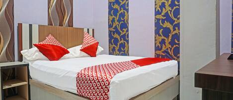 Deluxe Double Room | Desk, free WiFi, bed sheets