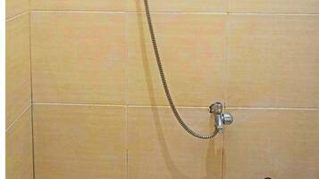 Quarto duplo luxo | Banheiro | Chuveiro, chuveiro com efeito de chuva, toalhas de banho