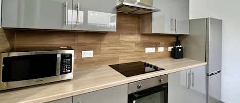 Réfrigérateur, four à micro-ondes, un four, surface de cuisson