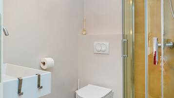 Design Room | Bathroom | Shower, hair dryer, towels, soap