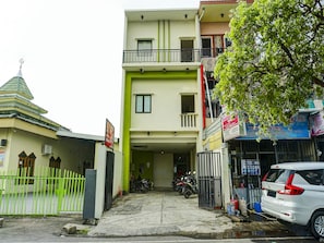 Exterior - Hotel O Kos'ta Homestay Makassar (Makassar)