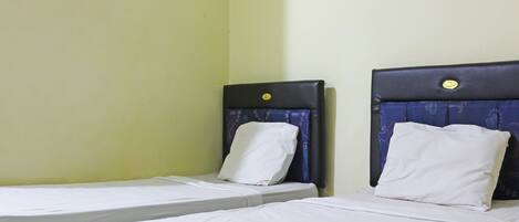 Twin Room | Desk, free WiFi, bed sheets