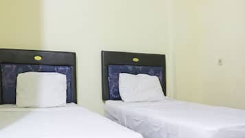 Habitación con 2 camas individuales | 1 dormitorio, escritorio, wifi gratis y ropa de cama