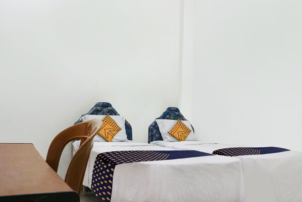 Desk, free WiFi, bed sheets - Hotel O Kelimutu (Kupang)