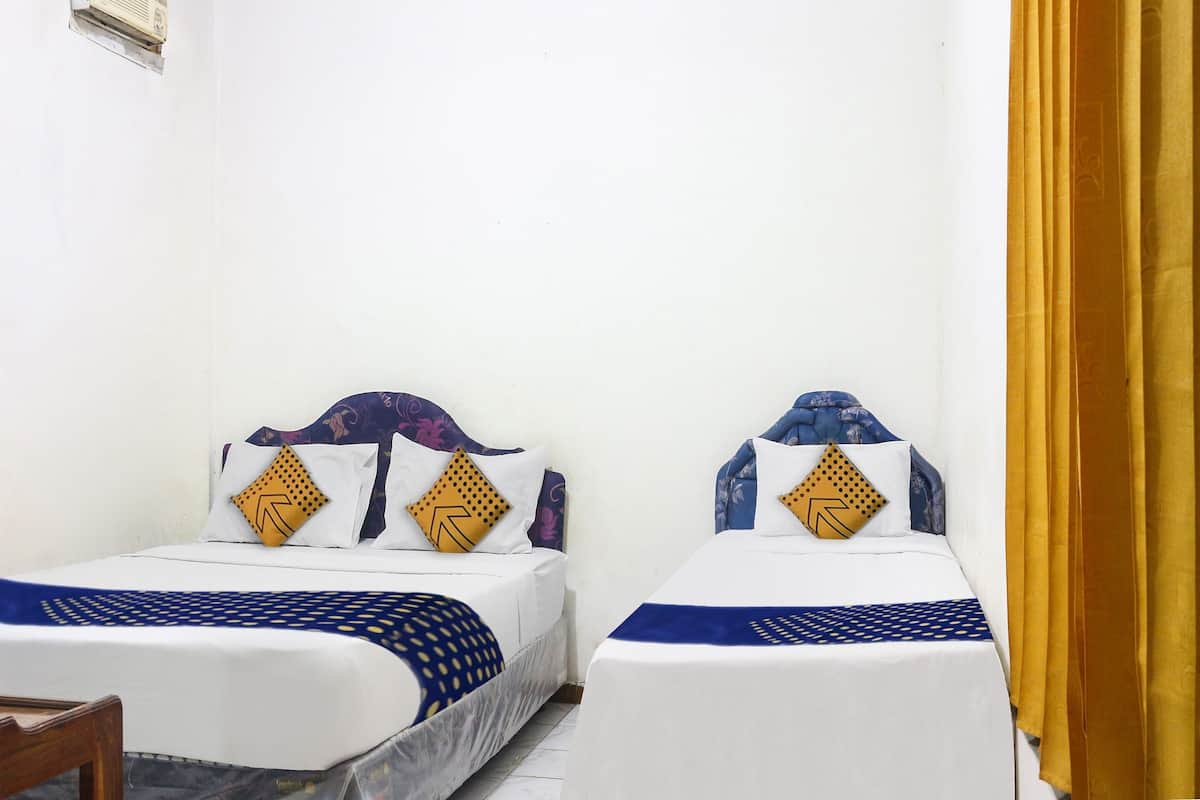 Economy Triple Room | Desk, free WiFi, bed sheets