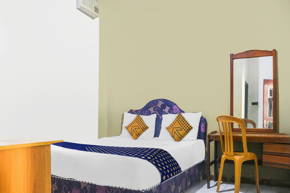 Desk, free WiFi, bed sheets