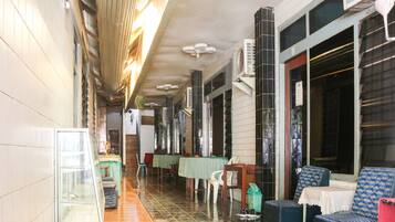 Coin salon dans le hall