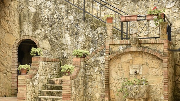 A stone staircase with a metal railing, leading to an arched doorway. - Agriresort Villa Bentivoglio (Piazza Armerina)
