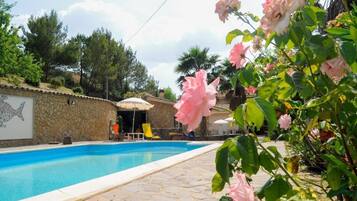 Piscine extérieure (ouverte en saison), parasols de plage