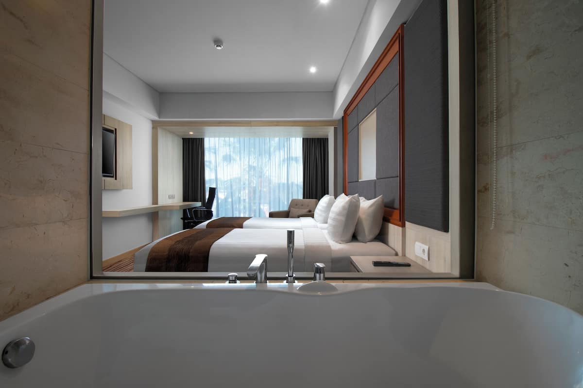 Seprai premium, bantalan ekstra lembut, brankas, dan meja kerja