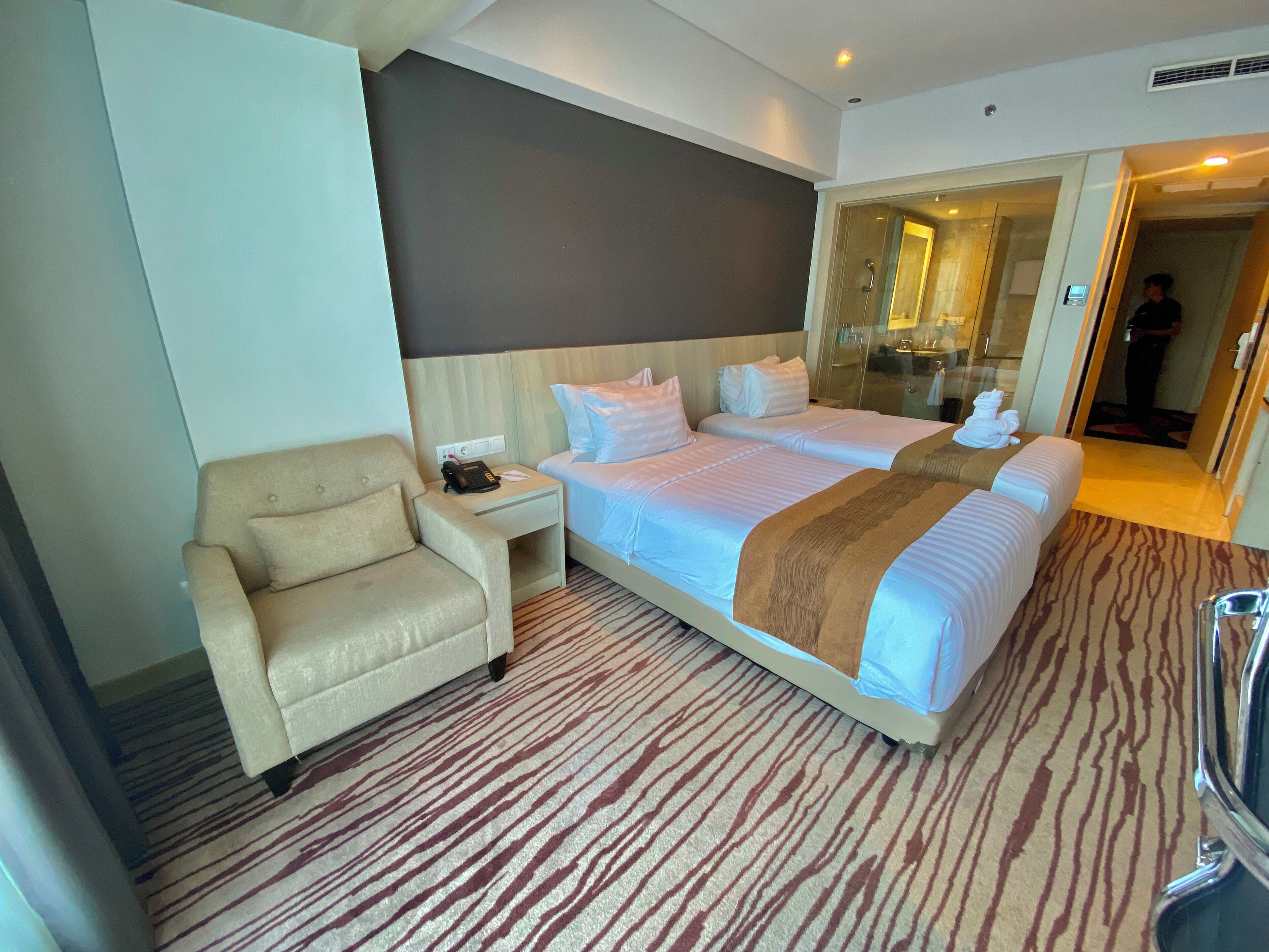 Kamar Twin Premier | Seprai premium, bantalan ekstra lembut, brankas, dan meja kerja