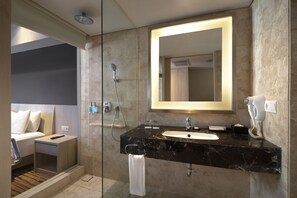 Kostenlose Toilettenartikel, Haartrockner, Hausschuhe, Handtücher