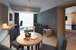 行政套房, 1 张特大床 | 起居区 | 32-英寸液晶电视 （配备卫星频道）、电视