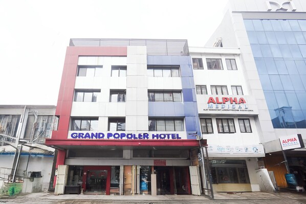 Front of property - Collection O Losari Near Pantai Losari Formerly Hotel Grand Populer (Makassar)