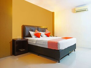 Standard Double Room | Desk, free WiFi, bed sheets - Collection O Losari Near Pantai Losari Formerly Hotel Grand Populer (Makassar)