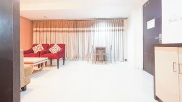 Family Suite | 1 bedroom, desk, free WiFi, bed sheets