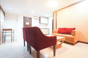 Desk, free WiFi, bed sheets - Collection O Losari Near Pantai Losari Formerly Hotel Grand Populer (Makassar)