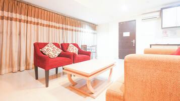 Family Suite | 1 bedroom, desk, free WiFi, bed sheets
