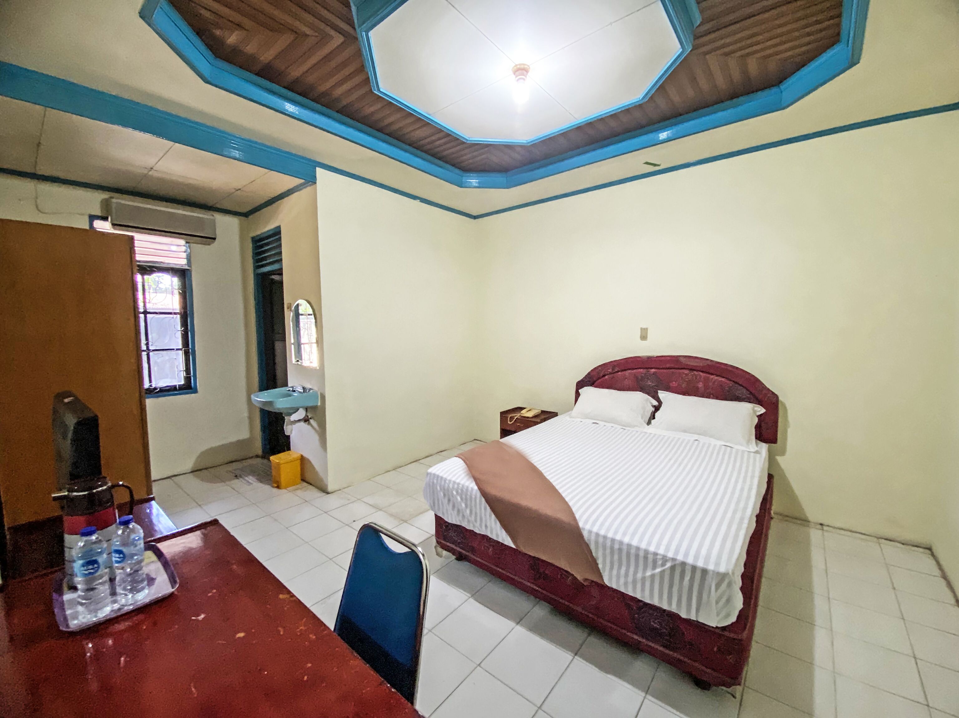 Desk, free WiFi, bed sheets