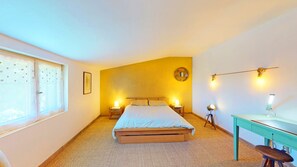 3 chambres, bureau, fer et planche à repasser, lit parapluie