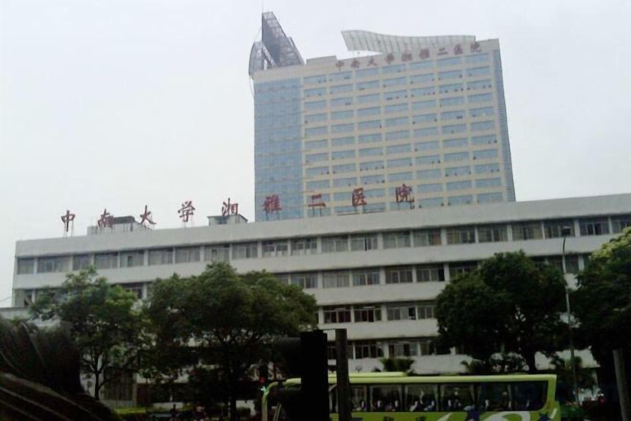 Un edificio de varios pisos con letreros que indican que es un hospital.