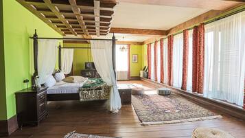 Suíte família | 1 quarto, cofres nos quartos, individualmente decorados, escrivaninha