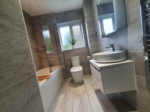 Shower, hair dryer, bidet, towels - Stylish Haven Modern 4-Bedroom Retreat in South Luton with Convenient Parking (Luton)