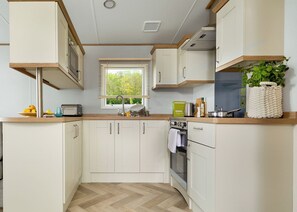 Fridge, oven, stovetop, toaster - Stylish with a touch of luxury 12ft-wide caravan with one double and two twins. (Penhallow)
