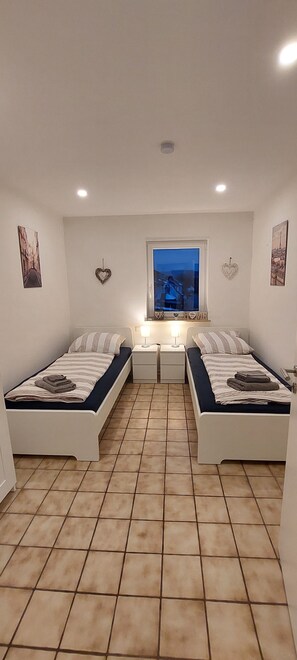 2 عدّة غرف نوم وسرير سفر وواي فاي مجانًا وملاءات أسرّة