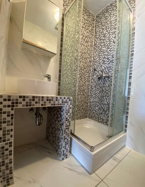Combined shower/bathtub, hair dryer, towels
