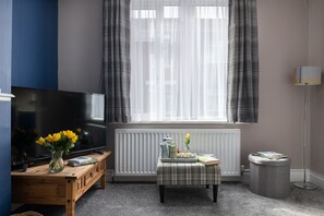 Smart-tv, een open haard en boeken