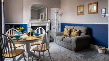 Smart-TV, Kamin, Bücher