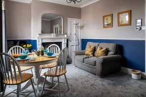 Smart-tv, een open haard en boeken