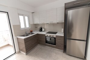 Kühlschrank, Ofen, Wasserkocher, Kochgeschirr/Geschirr/Besteck