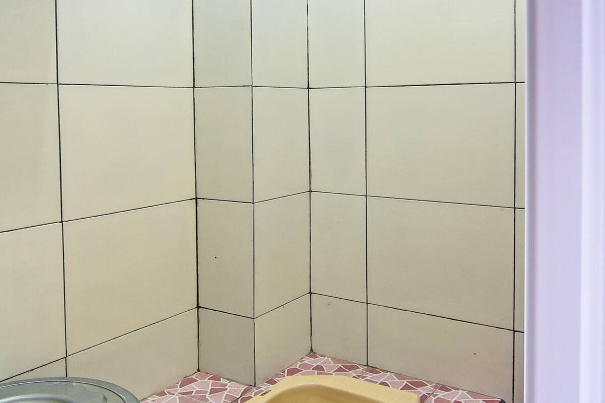 economy twin room | bathroom | shower, rainfall showerhead, towels, toilet paper