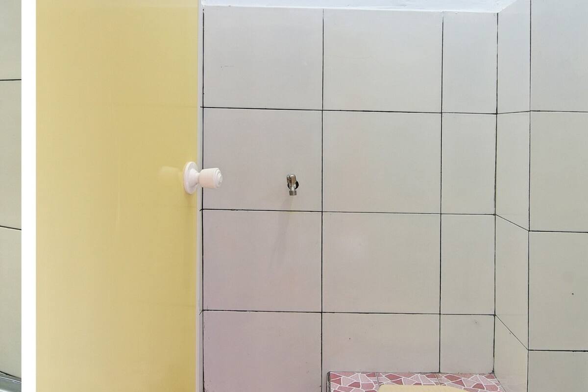 economy single room | bathroom | shower, rainfall showerhead, towels, toilet paper